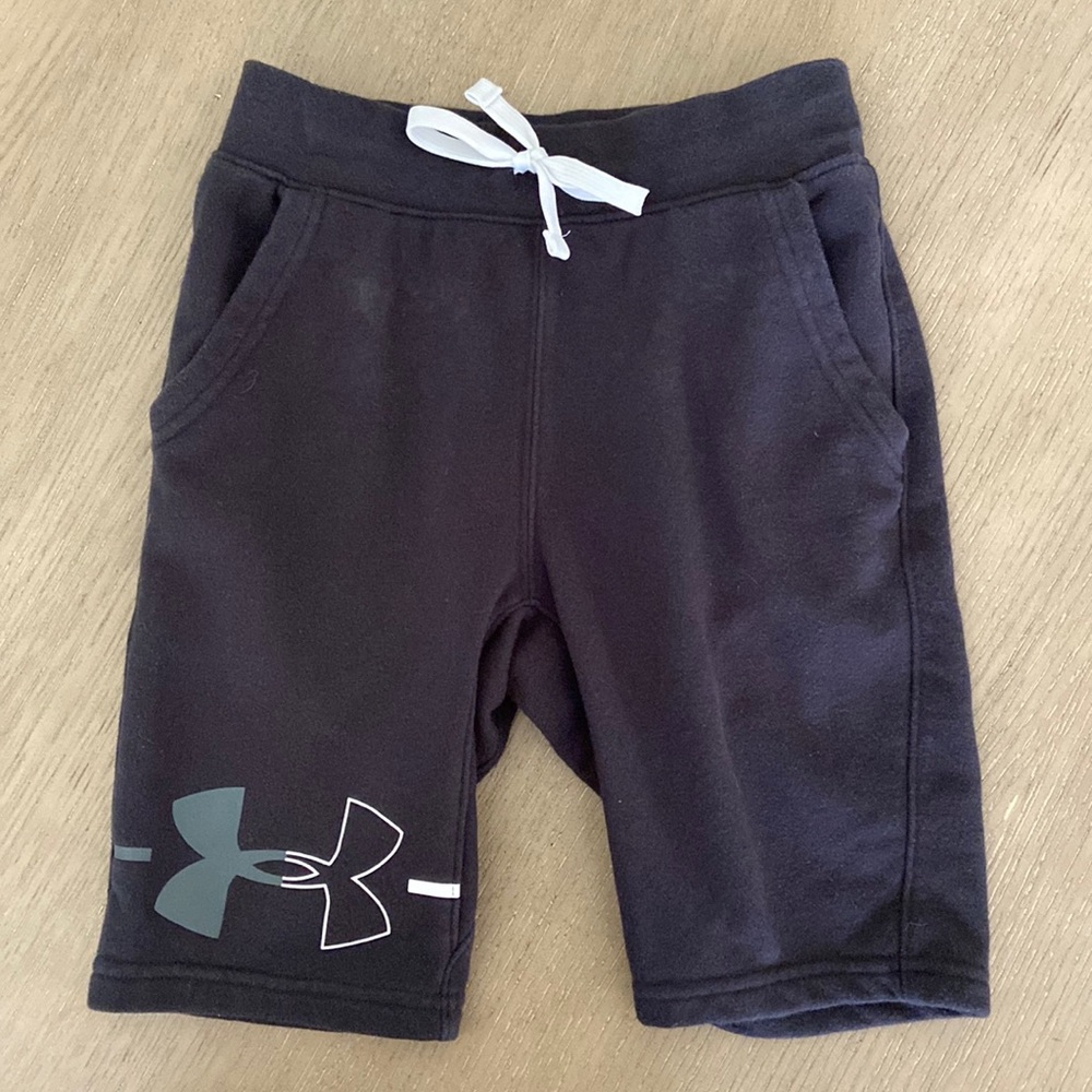 Boys Under Armour Cotton Shorts              Size youth small